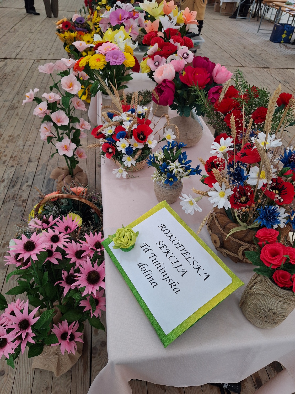 Tuhinjska dolina spet polna cvetja iz krep papirja (3)